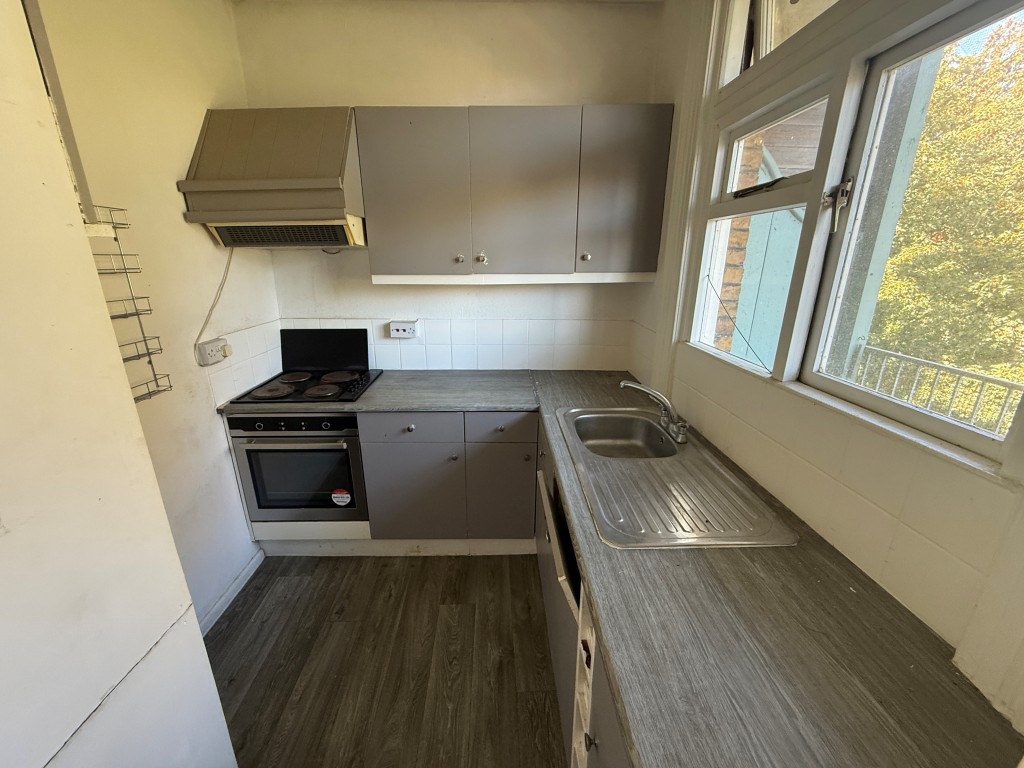 Lot: 172 - VACANT FLAT FOR IMPROVEMENT - Kitchen